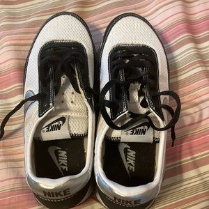 Never worn sneakers bought with out box. Nike woman’s 6.5 m